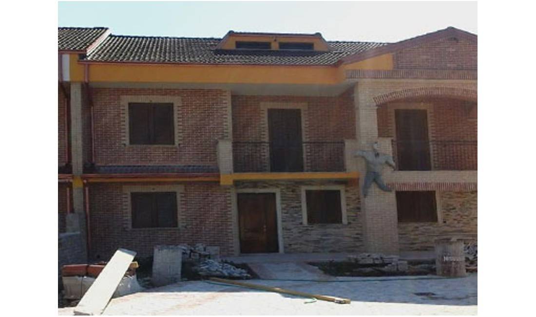 Kompani ndertimi ofron veshje fasade me produkte balte, izolim dhe ventilim catie etj.