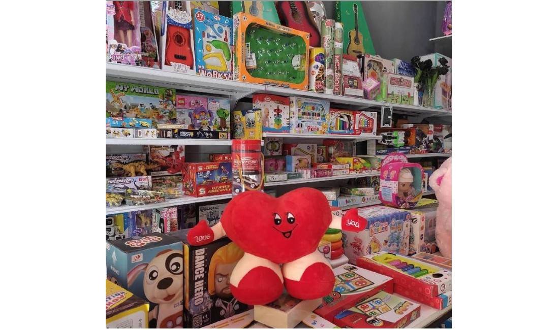 Kancelari ofron artikuj shkollor, lodra, elektronik, bizhuteri etj.