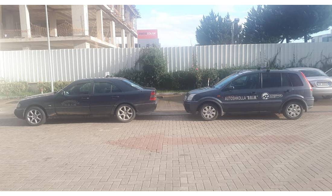 Autoshkolla ofron kurse teorie dhe praktike me makina automatike