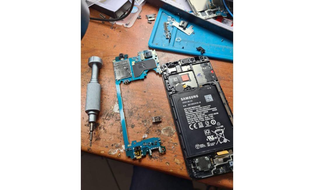 Servis celulari ofron sherbime per shitje telefonash, aksesore te ndryshem dhe riparime telefonash