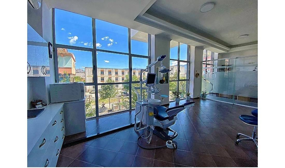 Klinik dentare ne Elbasan ofron sherbime cielsor per stomatologji estetike, protetike, kirurgji orale etj.