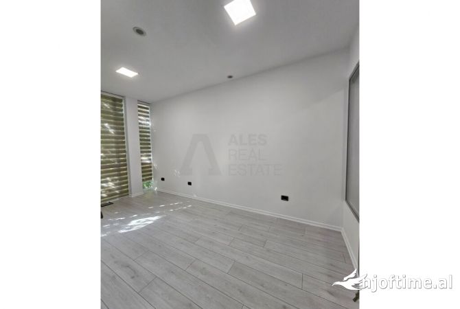 Ambiente Commerciale in Affitto 1+1 a Tirana - 1,350 Euro