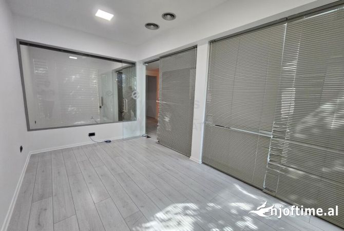 Ambiente Commerciale in Affitto 1+1 a Tirana - 1,350 Euro