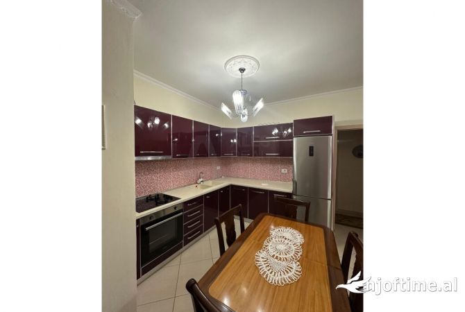 Shtepi me qera Apartament ne Tirane, 2+1, Mobilimi E mobiluar, Pagesa 500  Euro.