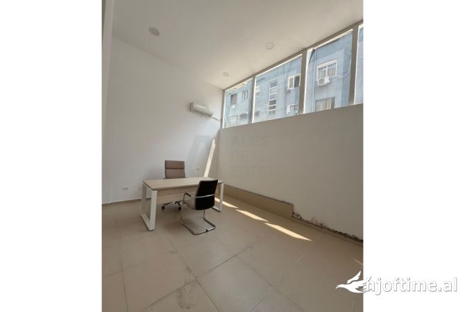 Ambient Biznesi per Qira prane Spitaleve 