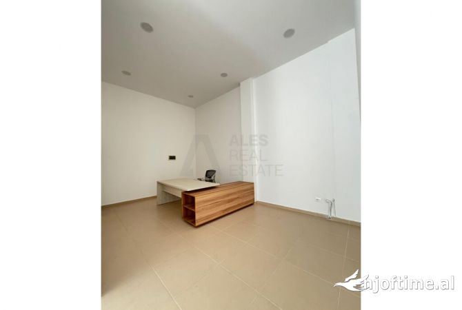 Ambient Biznesi per Qira prane Spitaleve 