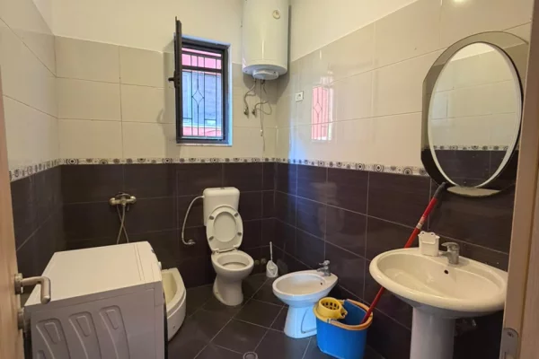 Shtepi me qera Apartament ne Tirane, 2+1, Mobilimi E mobiluar, Pagesa 450  Leke.