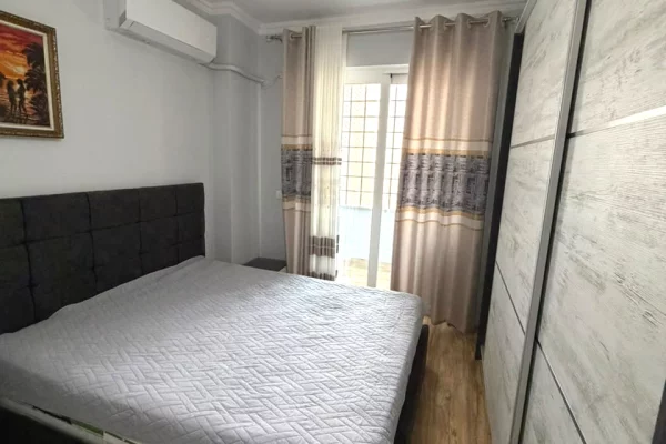 Shtepi me qera Apartament ne Tirane, 2+1, Mobilimi E mobiluar, Pagesa 80,000  Leke.