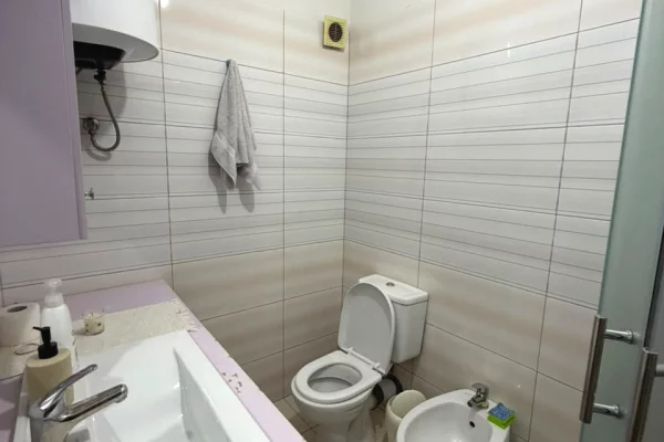 Shtepi me qera Apartament ne Tirane, 2+1, Mobilimi E mobiluar, Pagesa 55,000  Leke.