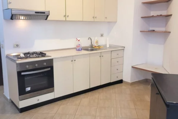 Appartamento in vendita a Tirana 1+1, SemiArredato