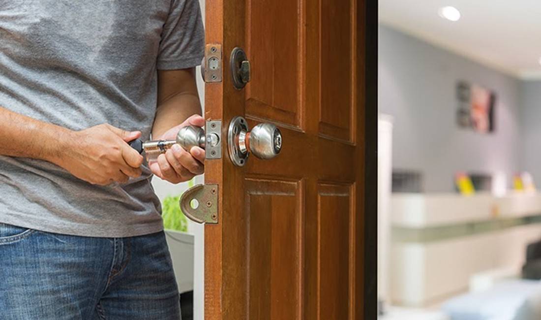 Ofrojme sherbime ne shtepi per riparime te dyerve dhe mobilieve