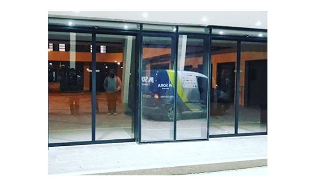 Ofrojme dyer dhe dritare druri,pvc,alumini