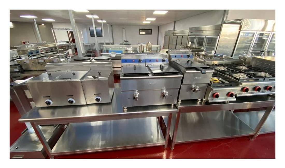 Kompani qe operon ne sektorin e mobilieve dhe elektroshtepiakeve per bare e restorante