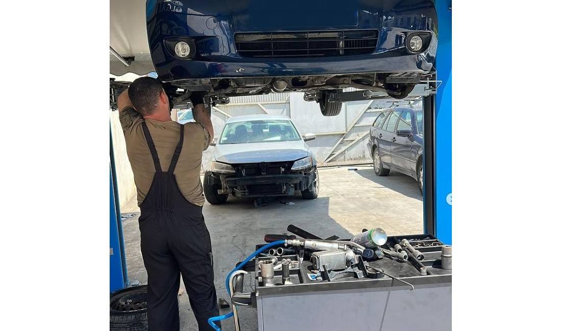 Auto Servis ofron sherbime per te gjitha llojet e automjeteve si:punime xhenerike,nderrim alkooli me aparat,nderrim vajrash e filtrash ,sherbim karrotreci etj