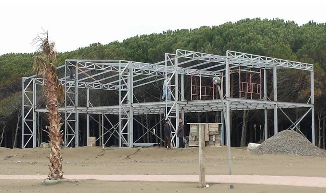 Kompani ndertimi ofron konstruksione metalike,lyerje me boje puder elektrostatike,shkalle,vetrata