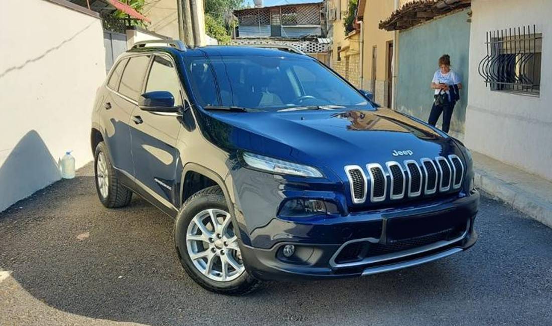 Jepet me qera Jeep Cherokee duke filluar nga 90 euro dita