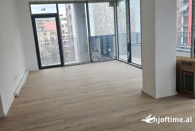Ambiente Commerciale in Affitto 3+1 a Tirana - 1,500 Euro
