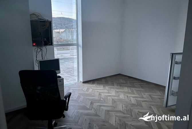 Jepet me qera Kapanoni ne autostraden Fier-Lushnje km 5