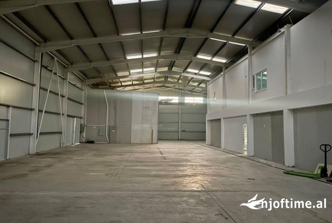 Ambiente Commerciale in Affitto 4+1 a Fier - 2,500 Euro