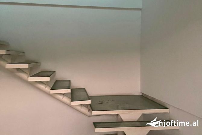 Jepet me qera Kapanoni ne autostraden Fier-Lushnje km 5