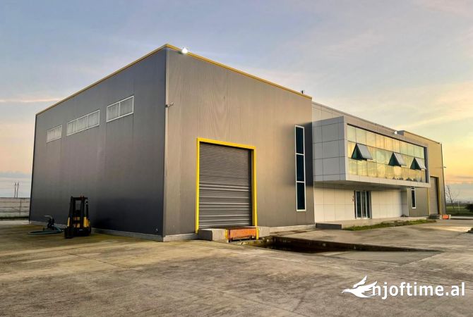 Ambiente Commerciale in Affitto 4+1 a Fier - 2,500 Euro