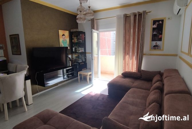 Shtepi ne shitje Apartament ne Fier, 2+1, Mobilimi E mobiluar, Pagesa 130,000  Euro.