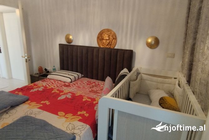 Shtepi ne shitje Apartament ne Fier, 2+1, Mobilimi E mobiluar, Pagesa 130,000  Euro.