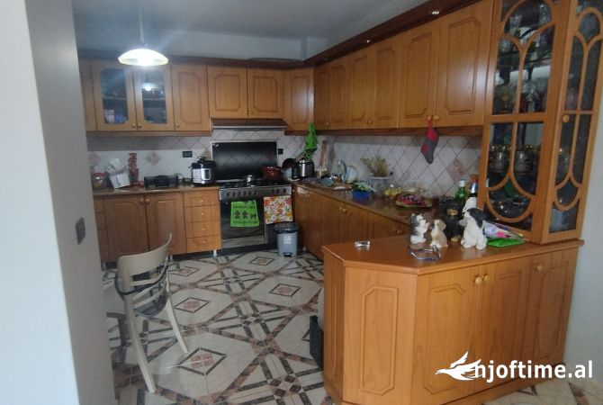 Shtepi ne shitje Apartament ne Fier, 2+1, Mobilimi E mobiluar, Pagesa 152,000  Euro.