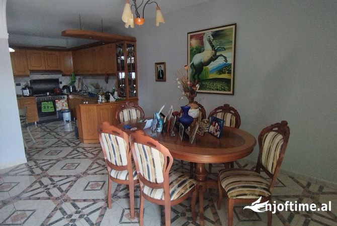 Shtepi ne shitje Apartament ne Fier, 2+1, Mobilimi E mobiluar, Pagesa 152,000  Euro.