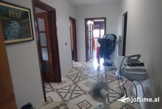 Shtepi ne shitje Apartament ne Fier, 2+1, Mobilimi E mobiluar, Pagesa 152,000  Euro.