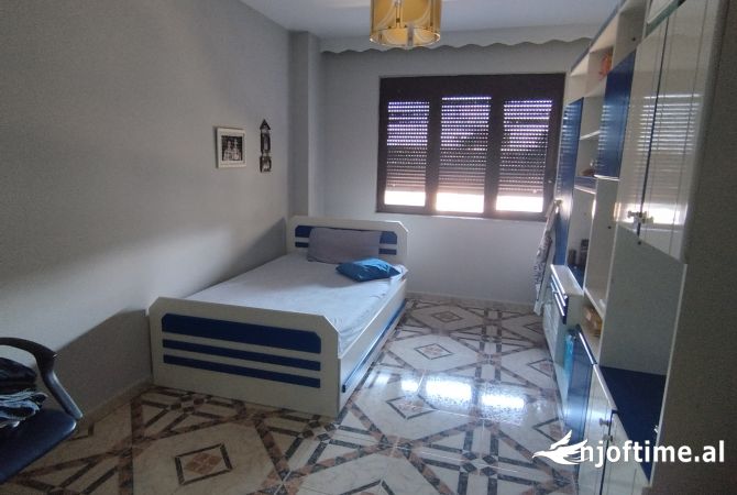 Shtepi ne shitje Apartament ne Fier, 2+1, Mobilimi E mobiluar, Pagesa 152,000  Euro.