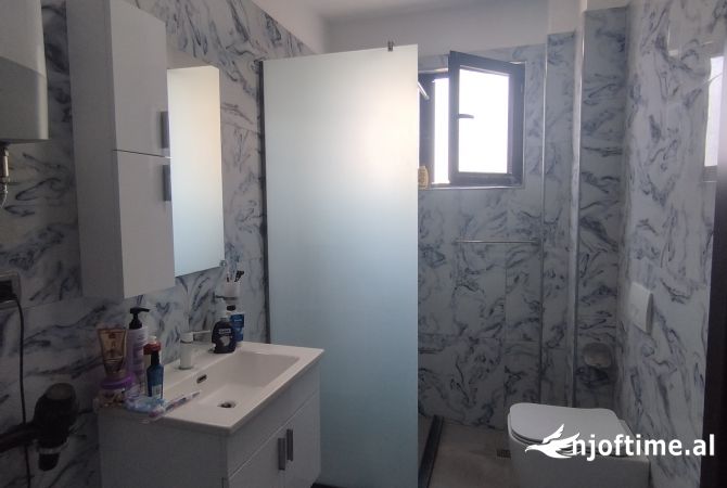 Shtepi ne shitje Apartament ne Fier, 2+1, Mobilimi E mobiluar, Pagesa 152,000  Euro.