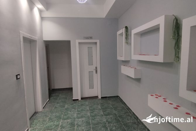 Jepet me qera lokali 300 m2 ne qender te Fierit