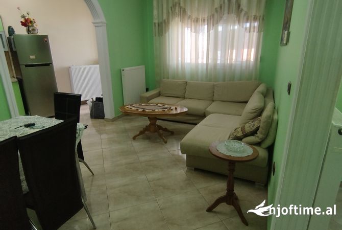 Shtepi ne shitje Apartament ne Fier, 2+1, Mobilimi Pjeserisht e mobiluar, Pagesa 75,000  Euro.