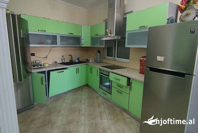 Shtepi ne shitje Apartament ne Fier, 2+1, Mobilimi Pjeserisht e mobiluar, Pagesa 75,000  Euro.