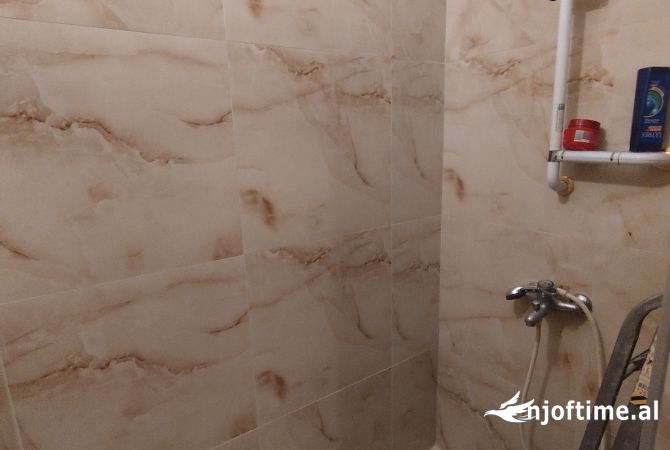 Shtepi ne shitje Apartament ne Fier, 2+1, Mobilimi Pjeserisht e mobiluar, Pagesa 75,000  Euro.