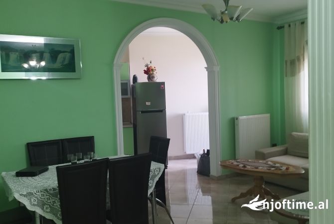 Shtepi ne shitje Apartament ne Fier, 2+1, Mobilimi Pjeserisht e mobiluar, Pagesa 75,000  Euro.