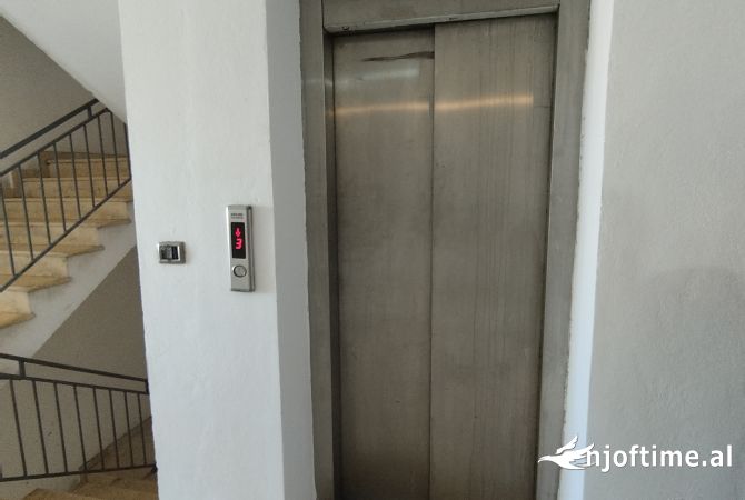 Shtepi ne shitje Apartament ne Fier, 2+1, Mobilimi Pjeserisht e mobiluar, Pagesa 75,000  Euro.