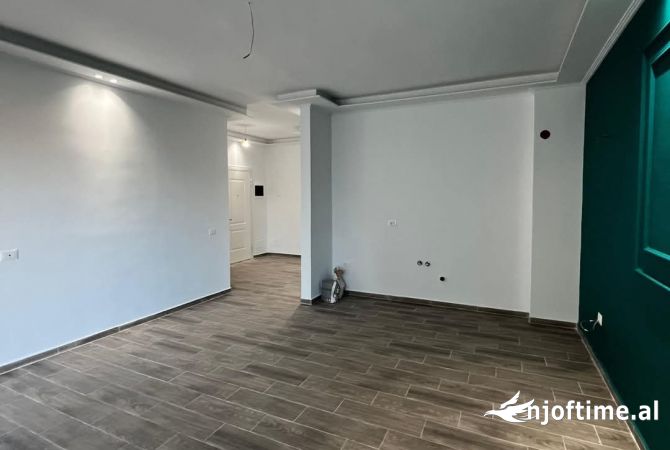Shtepi ne shitje Apartament ne Fier, 2+1, Mobilimi Bosh, pa mobiluar, Pagesa 95,000  Euro.