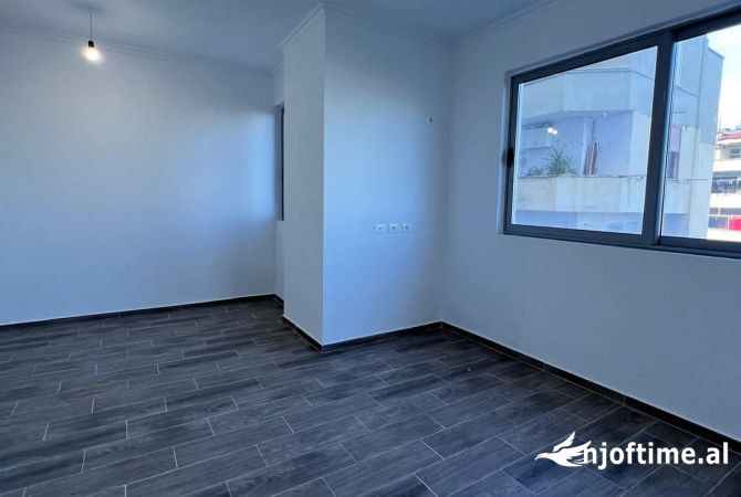 Shtepi ne shitje Apartament ne Fier, 2+1, Mobilimi Bosh, pa mobiluar, Pagesa 95,000  Euro.
