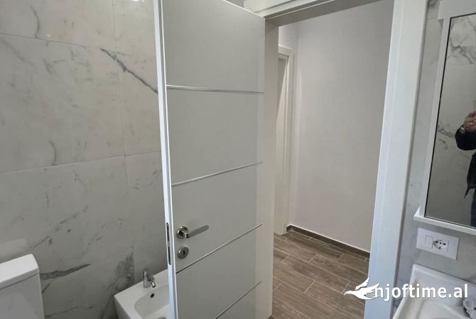 Shtepi ne shitje Apartament ne Fier, 2+1, Mobilimi Bosh, pa mobiluar, Pagesa 95,000  Euro.