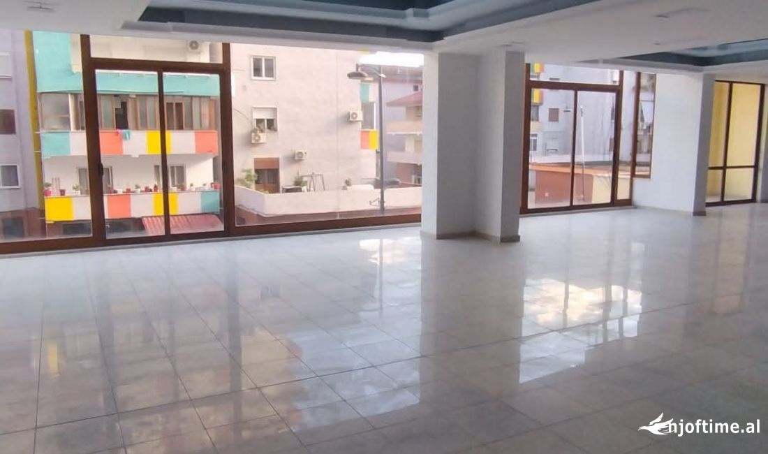 Jepet lme qera ambjent biznesi 450 m2 Fier
