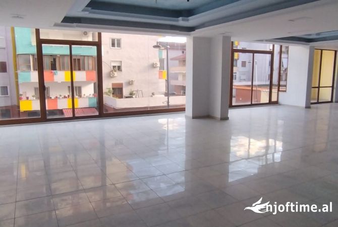 Jepet lme qera ambjent biznesi 450 m2 Fier