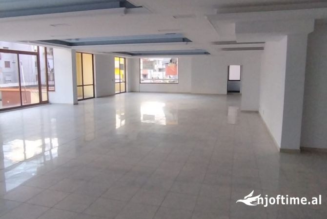 Jepet lme qera ambjent biznesi 450 m2 Fier