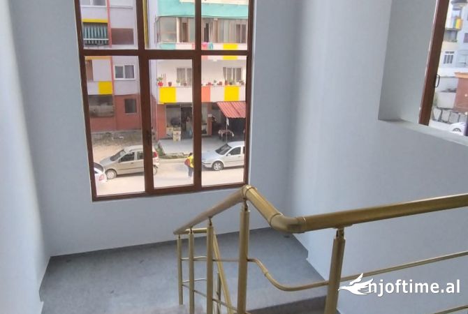 Jepet lme qera ambjent biznesi 450 m2 Fier