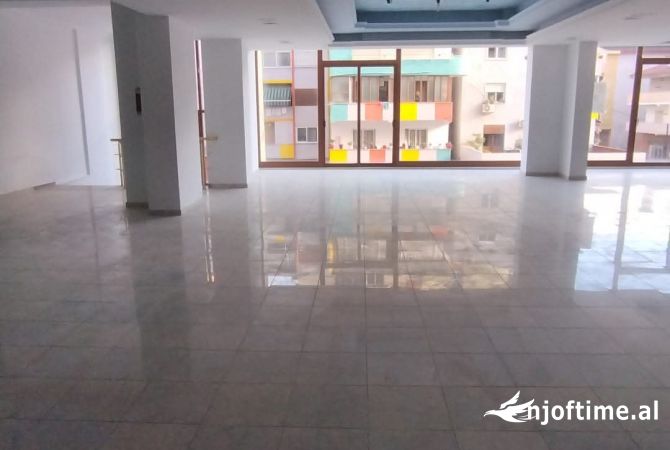 Jepet lme qera ambjent biznesi 450 m2 Fier