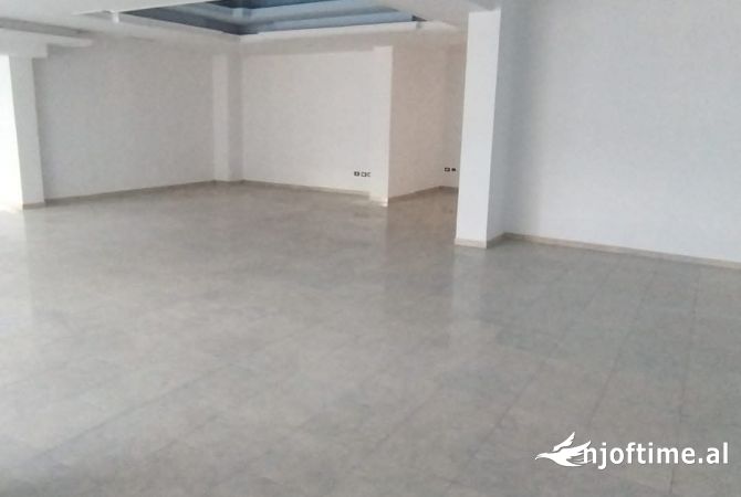 Jepet lme qera ambjent biznesi 450 m2 Fier