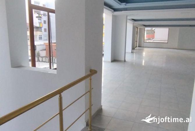 Jepet lme qera ambjent biznesi 450 m2 Fier