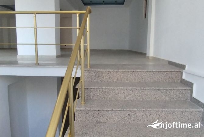 Jepet lme qera ambjent biznesi 450 m2 Fier