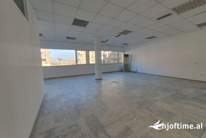 Ambiente Commerciale in Affitto 5+1 a Tirana - 5,500 Euro